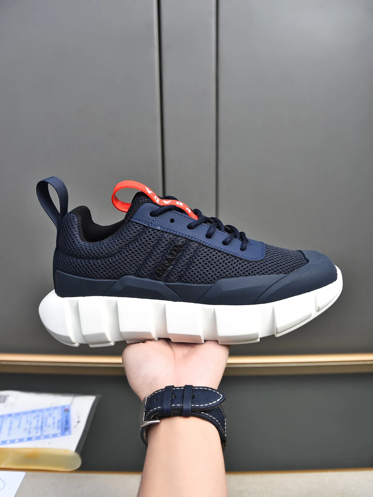 Men's shoes 💰480 PRADA/Prada men's lace-up casual sports shoes, the upper is made of cowhide leather and breathable mesh. It is soft, comfortable and breathable. The tongue is decorated with the PRADA brand letter logo. The thick rubber sole echoes the red label tongue. The style is fashionable and generous. The details are carefully crafted. A casual sports shoe with a super fashionable look on the foot. Excellent breathability!  Size: 38-44 (45 46 customized)